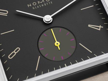 Nomos Glashütte Tetra Origins Basalt Handaufzug Edelstahl 29,5mm schwarzes Zifferblatt graues Lederband Stahlboden – Damenuhren Uhr ohne Datum aus Edelstahl und Leder. Das Gehäuse ist quadratisch und silber. Das Lederarmband ist grau. Das Zifferblatt ist arabisch Index und schwarz. – Ansicht 5