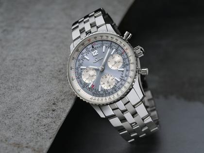Sinn Spezialuhren 903 St II HB Navigationschronograph Automatik Edelstahl 41mm hellblaues Zifferblatt Metallband und Lederband limitiert – Herrenuhren Chronograph aus Edelstahl und Leder. Das Gehäuse ist rund und silber. Das Edelstahlarmband ist silber. Das Zifferblatt ist arabisch Index und blau. – Ansicht 9