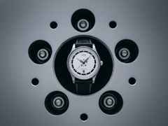 Union Glashütte Noramis Datum Deutschland Klassik 2025 Limitierte Edition Automatik Edelstahl 40mm Felgendesign Zifferblatt schwarzes Lederband – Herrenuhren Uhr mit Datum aus Edelstahl und Leder. Das Gehäuse ist rund und silber. Das Lederarmband ist schwarz. Das Zifferblatt ist ohne Zeichen und schwarz. – Ansicht 8