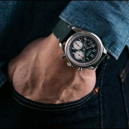 Union Glashütte Belisar Chronograph Automatik Edelstahl 44mm weiß-grünes Zifferblatt grünes Lederband – Herrenuhren Chronograph aus Edelstahl. Das Gehäuse ist rund und silber. Das Lederarmband ist grün. Das Zifferblatt ist arabisch Index und grün. – Ansicht 4