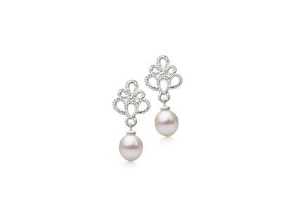 Brigitte Adolph Jewellery Design Medea Pearl Ohrhänger Silber 30mm mit hellen Süßwasserperlen – Ohrschmuck Ohrhänger in silber und aus 925 Silber.