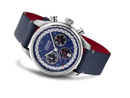 Union Glashütte Belisar Chronograph Sachsen Classic 2021 Limited Edition Automatik Edelstahl 44mm blaues Zifferblatt blaues Lederband – Herrenuhren Chronograph aus Edelstahl. Das Gehäuse ist rund und silber. Das Lederarmband ist blau. Das Zifferblatt ist arabisch Index und blau. – Ansicht 2