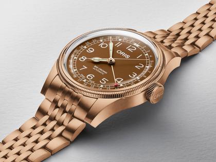 Oris Big Crown Pointer Date Automatik Bronze 40mm braunes Zifferblatt Metallband – Herrenuhren Uhr mit Datum aus Bronze und Edelstahl. Das Gehäuse ist rund. Das Armband ist ein Metallarmband. Das Zifferblatt ist arabisch Index und braun. – Ansicht 3