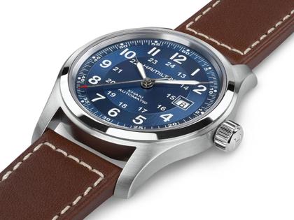 Hamilton Khaki Field Automatik Edelstahl 42mm blaues Zifferblatt braunes Lederband – Herrenuhren Uhr ohne Datum aus Edelstahl und Leder. Das Gehäuse ist rund und silber. Das Lederarmband ist braun. Das Zifferblatt ist arabisch und blau. – Ansicht 3