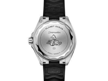 Omega Seamaster Planet Ocean 600M Automatik Edelstahl 42mm schwarzes Zifferblatt schwarze Keramiklünette Kautschukband – Herrenuhren Uhr ohne Datum aus Edelstahl und Keramik. Das Gehäuse ist rund und silber. Das Kautschuk / Kunststoff / Silikon Armband ist schwarz. Das Zifferblatt ist arabisch Index und schwarz. – Ansicht 2
