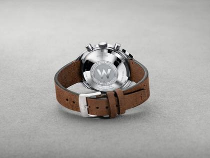 Oris Chronoris Chronograph Williams 40th Anniversary Limited Edition – Herrenuhren Chronograph aus Edelstahl. Das Gehäuse ist tonneauform und silber. Das Lederarmband ist braun. Das Zifferblatt ist arabisch Index und schwarz. – Ansicht 3
