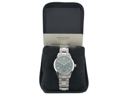 Nomos Glashütte Club Sport neomatik 37 Petrol Automatik Edelstahl grünes Zifferblatt Metallband Glasboden Ref. 746 Full Set Occasion – Herrenuhren Uhr ohne Datum aus Edelstahl. Das Gehäuse ist rund und silber. Das Edelstahlarmband ist silber. Das Zifferblatt ist arabisch Index und blau. – Ansicht 4