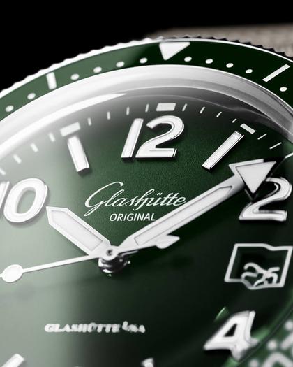 Glashütte Original SeaQ Automatik Edelstahl 40mm grünes Zifferblatt Metallband – Herrenuhren Uhr mit Datum aus Edelstahl und Keramik. Das Gehäuse ist rund und silber. Das Edelstahlarmband ist silber. Das Zifferblatt ist arabisch Index und grün. – Ansicht 4