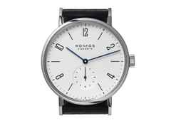 Nomos Glashütte Tangomat Automatik Edelstahl 38mm weißes Zifferblatt schwarzes Lederband Glasboden – Herrenuhren Uhr ohne Datum aus Edelstahl und Leder. Das Gehäuse ist rund und silber. Das Lederarmband ist schwarz. Das Zifferblatt ist arabisch Index und weiß. – Ansicht 4
