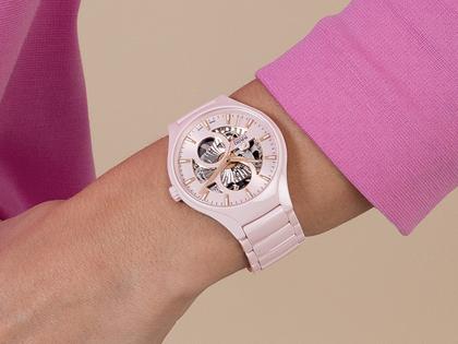 Rado True Round Open Heart Limited Edition Automatik Keramik 40mm rosa Zifferblatt rosa Keramikband – Herrenuhren Uhr ohne Datum aus Keramik und Titan. Das Gehäuse ist rund und rosa. Das Keramikarmband ist rosa. Das Zifferblatt ist ein Index in rosa. – Ansicht 12