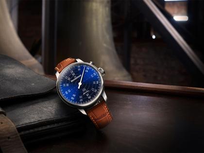 MeisterSinger Bell Hora Edelstahl blaues Zifferblatt braunes Lederband – Herrenuhren Uhr ohne Datum aus Edelstahl. Das Gehäuse ist rund und silber. Das Lederarmband ist braun. Das Zifferblatt ist arabisch und blau. – Ansicht 2