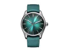 H. Moser & Cie. Pioneer Centre Seconds Fumé Blue Lagoon Mega Cool Automatik Edelstahl 42,8mm türkises Zifferblatt türkises Textilband – Herrenuhren Uhr ohne Datum aus Edelstahl. Das Gehäuse ist rund und silber. Das Textilarmband ist schwarz. Das Zifferblatt ist ein Index in grün.
