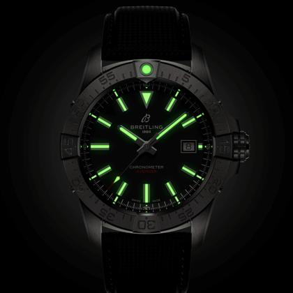 Breitling Avenger Automatik 42 Edelstahl schwarzes Zifferblatt schwarzes Lederband – Herrenuhren Uhr mit Datum aus Edelstahl und Leder. Das Gehäuse ist rund und silber. Das Lederarmband ist schwarz. Das Zifferblatt ist ein Index in schwarz. – Ansicht 6