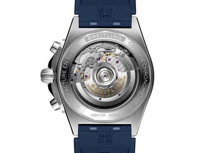 Breitling Chronomat B01 42 Automatik Edelstahl blaues Zifferblatt blaues Kautschukband – Herrenuhren Chronograph aus Edelstahl. Das Gehäuse ist rund und silber. Das Kautschuk / Kunststoff / Silikon Armband ist blau. Das Zifferblatt ist ein Index in blau. – Ansicht 2