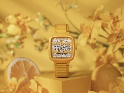 Rado True Square Automatik Skeleton Keramik 38mm gelbes Zifferblatt gelbes Kautschukband – Herrenuhren Uhr ohne Datum aus Keramik und Titan. Das Gehäuse ist quadratisch und gelb. Das Kautschuk / Kunststoff / Silikon Armband ist gelb. Das Zifferblatt ist skelettiert und gelb. – Ansicht 2