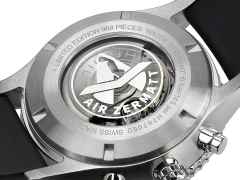 Hamilton Khaki Aviation Converter Air Zermatt Limited Edition Automatik Edelstahl 44mm schwarzes Zifferblatt schwarzes Lederband – Herrenuhren Chronograph aus Edelstahl und Leder. Das Gehäuse ist rund und grau. Das Lederarmband ist schwarz. Das Zifferblatt ist arabisch Index und schwarz. – Ansicht 5