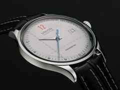 Union Glashütte Noramis Datum Paul Pietsch Sonderedition Automatik Edelstahl 40mm silbernes Zifferblatt schwarzes Lederband – Herrenuhren Uhr mit Datum aus Edelstahl. Das Gehäuse ist rund und silber. Das Lederarmband ist schwarz. Das Zifferblatt ist ein Index in silber. – Ansicht 3