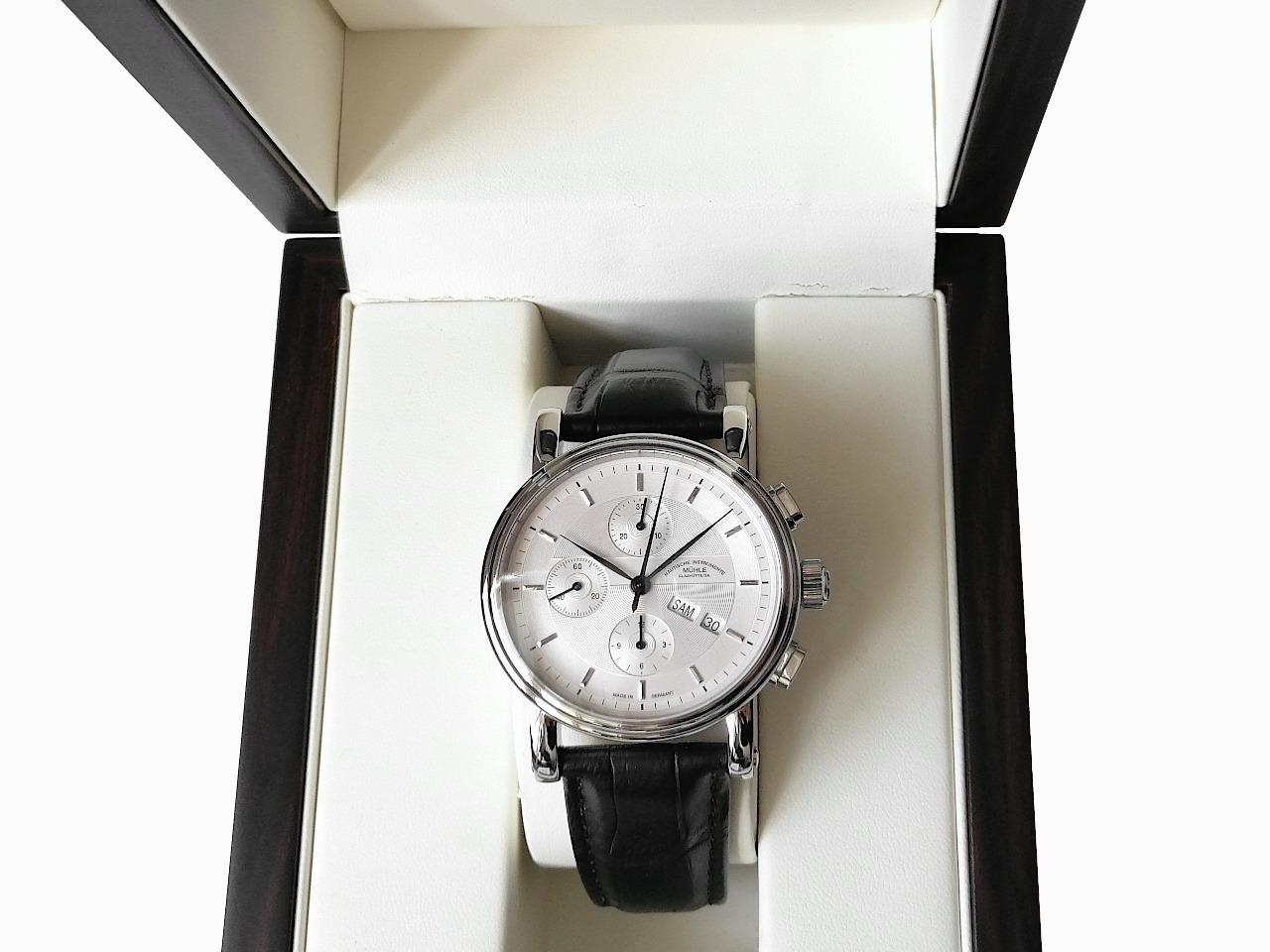 Mühle Glashütte Teutonia II Chronograph Automatik Edelstahl 42mm silbernes Zifferblatt schwarzes Lederband M1-30-95 Full Set mit Garantie Occasion Refurbished – Herrenuhren Uhr mit Datum aus Edelstahl und Leder. Das Gehäuse ist rund und silber. Das Lederarmband ist schwarz. Das Zifferblatt ist ein Index in weiß. – Ansicht 3