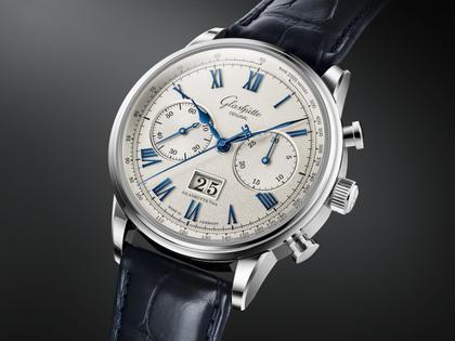 Glashütte Original Senator Chronograph Automatik Edelstahl 41mm weißes Zifferblatt  blaues Lederband – Herrenuhren Chronograph aus Edelstahl und Leder. Das Gehäuse ist rund und silber. Das Lederarmband ist blau. Das Zifferblatt ist römisch Index und silber. – Ansicht 5