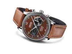 Union Glashütte Noramis Chronograph Sachsen Classic 2023 Limited Edition Automatik Edelstahl 42mm braunes Zifferblatt braunes Lederband – Herrenuhren Chronograph aus Edelstahl. Das Gehäuse ist rund und silber. Das Lederarmband ist braun. Das Zifferblatt ist arabisch Index und braun. – Ansicht 3