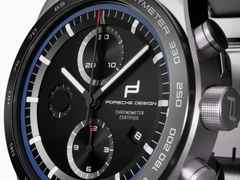 Porsche Design Custom Built Timepieces Watchmakers Choice "LuganoBlau" Chronograph Automatik Titan 42mm schwarzes Zifferblatt graues Lederband – Herrenuhren Chronograph aus Edelstahl, Leder und Titan. Das Gehäuse ist rund und grau. Das Lederarmband ist grau. Das Zifferblatt ist ein Index in schwarz. – Ansicht 3