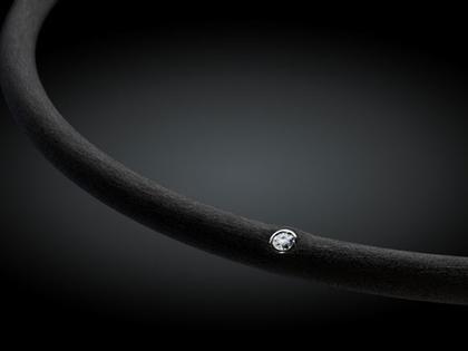 André Ribeiro Halsreif Kautschuk mit Brillant 0,10 – Halsschmuck Collier aus 750 Weißgold, Edelstahl, Kautschuk und und .