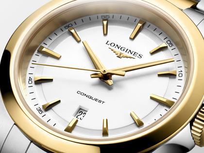 Longines Conquest Quarz Edelstahl 30mm weißes Zifferblatt Metallband – Damenuhren Uhr mit Datum aus Edelstahl und PVD beschichtet. Das Gehäuse ist rund und silber. Das Edelstahlarmband ist silber-gelbgold. Das Zifferblatt ist ein Index in weiß. – Ansicht 2