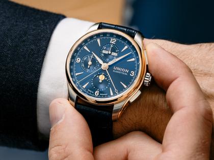 Union Glashütte Belisar Chronograph Mondphase Automatik Edelstahl 42mm blaues Zifferblatt blaues Lederband – Herrenuhren Chronograph aus 750 Rotgold, Edelstahl und Leder. Das Gehäuse ist rund und silber. Das Lederarmband ist blau. Das Zifferblatt ist arabisch Index und blau. – Ansicht 5