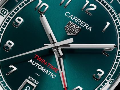 TAG Heuer Carrera Date Twin-Time Automatik Edelstahl 41mm petrolfarbenes Zifferblatt Metallband – Herrenuhren Uhr mit Datum aus Edelstahl. Das Gehäuse ist rund und silber. Das Edelstahlarmband ist silber. Das Zifferblatt ist ein Index in blau. – Ansicht 4