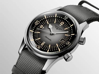Longines Legend Diver Automatik Edelstahl 42mm graues Zifferblatt graues Textilband – Herrenuhren Uhr mit Datum aus Edelstahl. Das Gehäuse ist rund und silber. Das Textilarmband ist grau. Das Zifferblatt ist arabisch Index und grau. – Ansicht 2