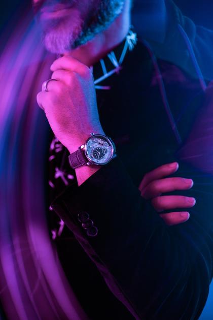 Glashütte Original PanoInverse Handaufzug Platin 42mm skelettiertes Zifferblatt graues Lederband Limited Edition – Herrenuhren Uhr ohne Datum aus 950 Platin. Das Gehäuse ist rund und silber. Das Lederarmband Kroko / Alligator ist grau. Das Zifferblatt ist ein Index in silber. – Ansicht 5