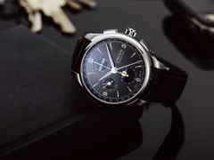 Union Glashütte Belisar Chronograph Mondphase Automatik Edelstahl 42mm schwarzes Zifferblatt schwarzes Lederband – Herrenuhren Chronograph aus Edelstahl. Das Gehäuse ist rund und silber. Das Lederarmband ist schwarz. Das Zifferblatt ist arabisch Index und schwarz. – Ansicht 4
