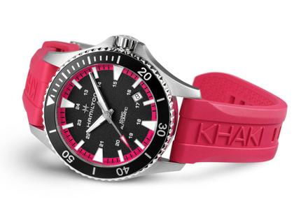 Hamilton Khaki Navy Scuba Auto Edelstahl 40mm schwarzes Zifferblatt pinkes Kautschukband – Herrenuhren Uhr mit Datum aus Edelstahl und Kautschuk. Das Gehäuse ist rund und silber. Das Kautschuk / Kunststoff / Silikon Armband ist pink. Das Zifferblatt ist arabisch Index und schwarz. – Ansicht 2
