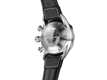 Junghans Meister Pilot Chronoscope Automatik Edelstahl 43mm schwarzes Zifferblatt schwarzes Lederband – Herrenuhren Chronograph aus Edelstahl. Das Gehäuse ist rund und silber. Das Lederarmband ist schwarz. Das Zifferblatt ist arabisch Index und schwarz. – Ansicht 3