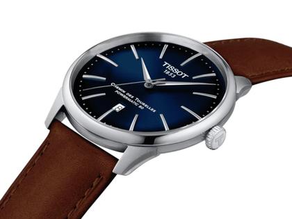 Tissot Chemin des Tourelles Powermatic 80 Automatik Edelstahl 42mm blaues Zifferblatt braunes Lederband – Herrenuhren Uhr mit Datum aus Edelstahl und Leder. Das Gehäuse ist rund und silber. Das Lederarmband ist braun. Das Zifferblatt ist ein Index in blau. – Ansicht 2