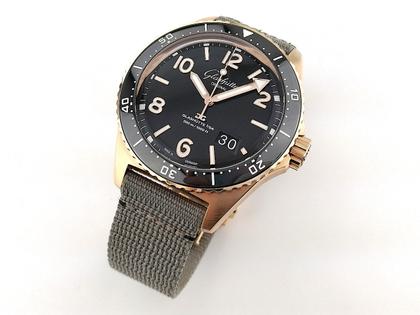 Glashütte Original SeaQ Panoramadatum Automatik Rotgold 43mm schwarzes Zifferblatt graues Textilband 1-36-13-03-90-34 Full Set  Occasion – Herrenuhren Uhr mit Datum aus 750 Rotgold, Edelstahl und Keramik. Das Gehäuse ist rund und rotgold. Das Textilarmband ist grau. Das Zifferblatt ist arabisch Index und schwarz. – Ansicht 4
