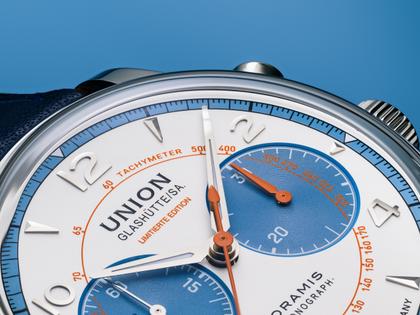 Union Glashütte Noramis Chronograph Sachsen Classic 2024 Limited Edition Automatik Edelstahl 42mm beiges Zifferblatt blaues Lederband – Herrenuhren Chronograph aus Edelstahl und Leder. Das Gehäuse ist rund und silber. Das Lederarmband ist blau. Das Zifferblatt ist arabisch Index und beige. – Ansicht 3