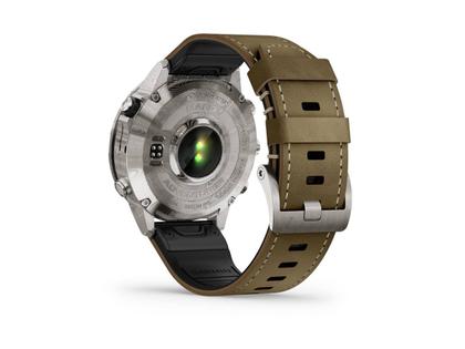 Garmin MARQ Adventurer Gen 2 Damascus Steel Edition digital Damaszenerstahl 46mm braunes Lederband – Herrenuhren Uhr Multifunktion aus Damaststahl. Das Gehäuse ist rund und silber. Das Lederarmband ist braun. Der Zifferblatt ist digital. – Ansicht 4