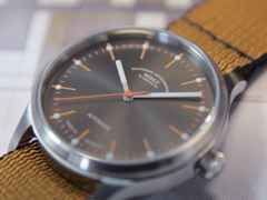 Mühle Glashütte Panova Grau Automatik Edelstahl 40mm schwarz-oranges Textilband – Herrenuhren Uhr ohne Datum aus Edelstahl und Leder. Das Gehäuse ist rund und silber. Das Textilarmband ist orange. Das Zifferblatt ist ein Index in grau. – Ansicht 3