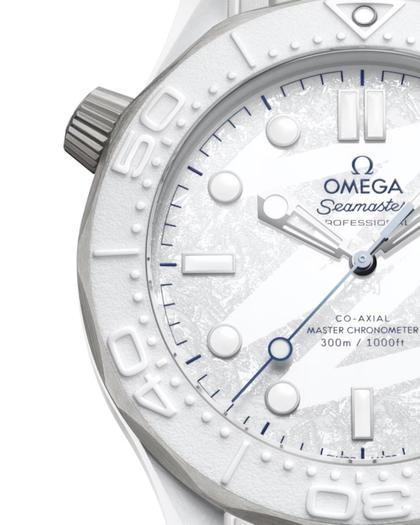 Omega Seamaster Diver 300M Automatik Keramik Titan 43,5mm Milano Cortina 2026 weißes Zifferblatt weißes Kautschukband – Herrenuhren Uhr ohne Datum aus Keramik und Titan. Das Gehäuse ist rund und weiß. Das Kautschuk / Kunststoff / Silikon Armband ist weiß. Das Zifferblatt ist ein Index in weiß. – Ansicht 4