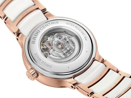 Rado Centrix Diamonds Automatik Edelstahl Roségold-PVD 30,5mm weißes Zifferblatt mit Brillanten Metallband – Damenuhren Uhr mit Datum aus Edelstahl, Keramik und PVD beschichtet. Das Gehäuse ist rund und roségold. Das Keramikarmband ist weiß. Das Zifferblatt ist ein Index in weiß. – Ansicht 4
