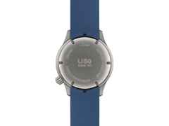 Sinn Spezialuhren U50 B Automatik U-Boot-Stahl 41mm blaues Zifferblatt blaues Kautschukband – Herrenuhren Uhr mit Datum aus Edelstahl, Kautschuk und Metall. Das Gehäuse ist rund und grau. Das Kautschuk / Kunststoff / Silikon Armband ist blau. Das Zifferblatt ist ein Index in blau. – Ansicht 2