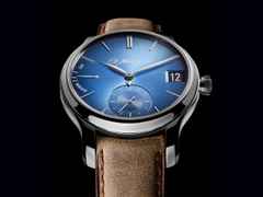 H. Moser & Cie. Endeavour Perpetual Calendar Blau Fumé Handaufzug Weißgold 40,8mm blaues Zifferblatt braunes Lederband – Herrenuhren Uhr mit Kalender aus 750 Weißgold. Das Gehäuse ist rund und silber. Das Lederarmband ist braun. Das Zifferblatt ist ein Index in blau. – Ansicht 3