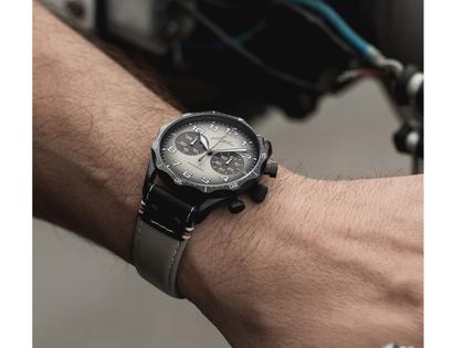 Junghans Meister Pilot Chronoscope Desert Automatik Edelstahl DLC-Braun 43mm sandfarbenes Zifferblatt braunes Lederband – Herrenuhren Chronograph aus DLC beschichtet, Edelstahl und Leder. Das Gehäuse ist rund und schwarz. Das Lederarmband ist braun. Das Zifferblatt ist arabisch Index und braun. – Ansicht 4