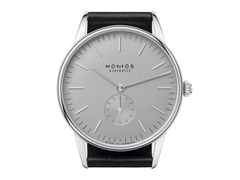 Nomos Glashütte Orion 38 Handaufzug Edelstahl 38mm graues Zifferblatt schwarzes Lederband Glasboden – Herrenuhren Uhr ohne Datum aus Edelstahl und Leder. Das Gehäuse ist rund und silber. Das Lederarmband ist schwarz. Das Zifferblatt ist ein Index in grau. – Ansicht 3