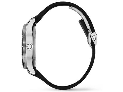 Montblanc 1858 Iced Sea Automatic Date schwarz Kautschukband – Herrenuhren Uhr mit Datum aus Edelstahl und Keramik. Das Gehäuse ist rund und silber. Das Kautschuk / Kunststoff / Silikon Armband ist schwarz. Das Zifferblatt ist arabisch Index und schwarz. – Ansicht 4