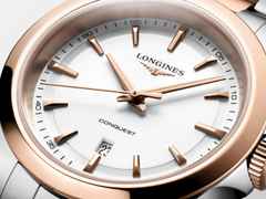 Longines Conquest Quarz Edelstahl 30mm weißes Zifferblatt Metallband – Damenuhren Uhr mit Datum aus Edelstahl und PVD beschichtet. Das Gehäuse ist rund und silber. Das Edelstahlarmband ist silber-roségold. Das Zifferblatt ist ein Index in weiß. – Ansicht 2