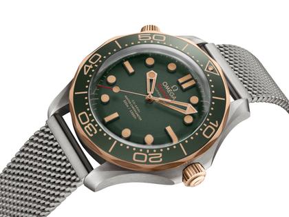 Omega Seamaster Diver 300M Automatik Titan 42mm grünes Zifferblatt Metallband – Herrenuhren Uhr ohne Datum aus 375 Gelbgold, Aluminium, Bronze und Titan. Das Gehäuse ist rund und silber. Das Edelstahlarmband ist silber. Das Zifferblatt ist ein Index in grün. – Ansicht 3