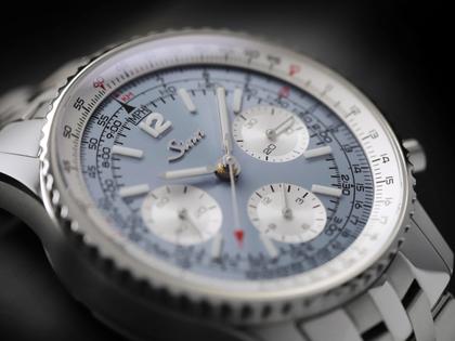 Sinn Spezialuhren 903 St II HB Navigationschronograph Automatik Edelstahl 41mm hellblaues Zifferblatt Metallband und Lederband limitiert – Herrenuhren Chronograph aus Edelstahl und Leder. Das Gehäuse ist rund und silber. Das Edelstahlarmband ist silber. Das Zifferblatt ist arabisch Index und blau. – Ansicht 8