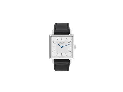 Nomos Glashütte Tetra 27 Duo Handaufzug Edelstahl 27mm weißes Zifferblatt schwarzes Lederband Glasboden – Damenuhren Uhr ohne Datum aus Edelstahl und Leder. Das Gehäuse ist quadratisch und silber. Das Lederarmband ist schwarz. Das Zifferblatt ist arabisch Index und weiß.